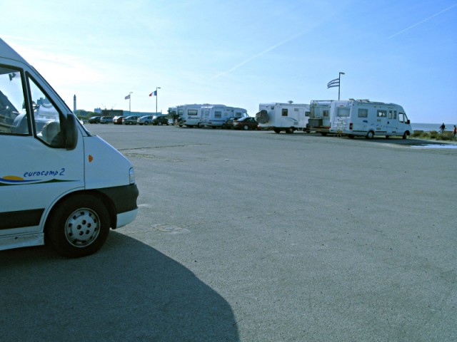 66/69. Sur l'aire pour camping-cars, au début de la plage de Malo-les-Bains. Mer 22.04.2009 - 18:08.