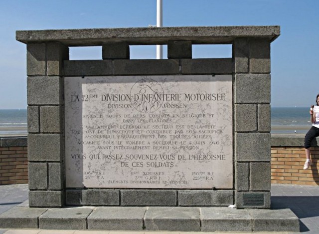 53/58. Bray-Dunes. Monument de la 12e DIM (Division d'infanterie motorisée). Jeu 23.04.2009 - 15:49.