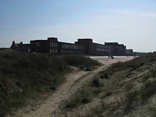 54/58. Zuydcoote. L'hôpital militaire et les dunes environnantes. Jeu 23.04.2009 - 16:40.