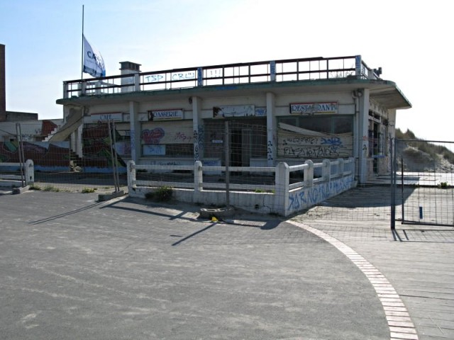 58/58. Zuydcoote. Le seul bâtiment de la plage menace ruine. Jeu 23.04.2009 - 16:58.