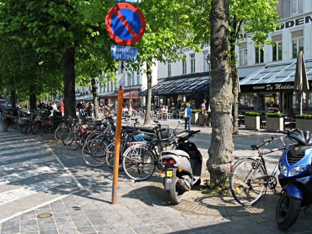 8/78. Bruges. Place du t'Zand, parking à vélos. Ven 24.04.2009 - 11:47.