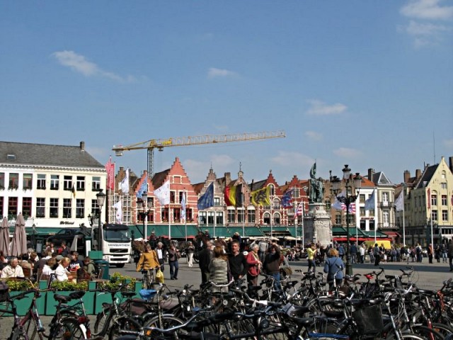 13/78. Bruges. Place de Bruges. Toujours beaucoup de vélos. Ven 24.04.2009 - 12:03.