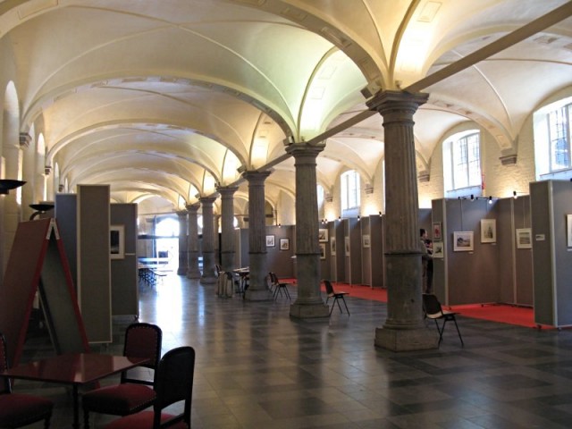 19/78. Bruges. Exposition de peinture dans les halles. Ven 24.04.2009 - 12:17.