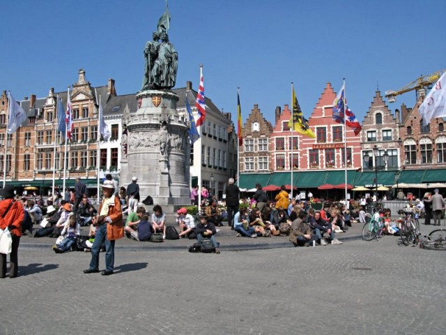 21/78. Bruges. Place de Bruges. Statue de Jan Breydel et Pieter de Cononck. Ven 24.04.2009 - 12:24.