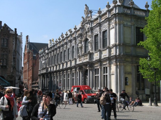 35/78. Bruges. De Burg. La Prévôté, bâtiment de style baroque (1665-66). Ven 24.04.2009 - 14:33.