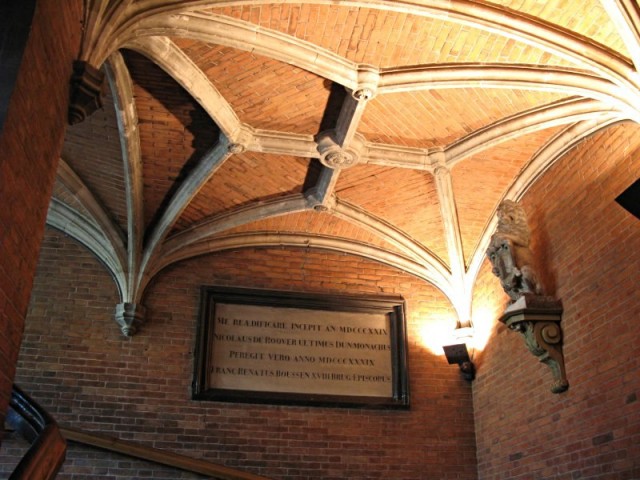 37/78. Bruges. De Burg. Entrée de la Basilique du Saint-Sang. Ven 24.04.2009 - 14:49.