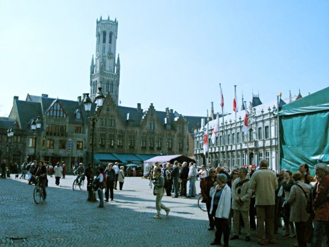 42/78. Bruges. Le beffroi de la place de Bruges vu de la place De Burg. Ven 24.04.2009 - 15:25.