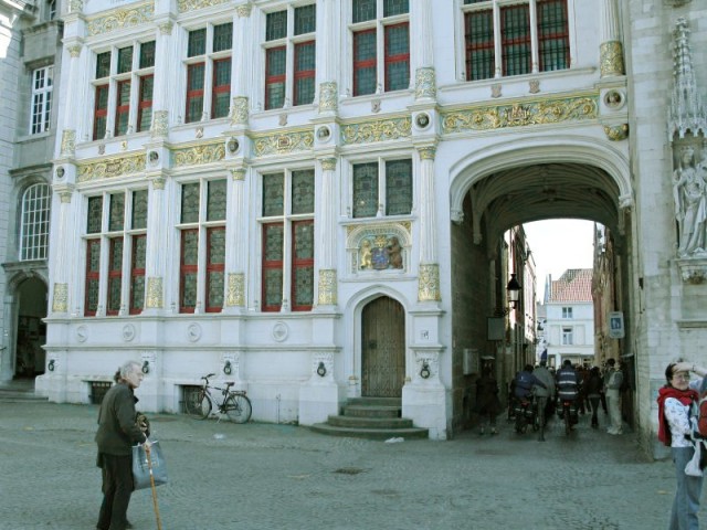 43/78. Bruges. De Burg. Le passage entre l'ancien Greffe civil et l'Hôtel de Ville. Ven 24.04.2009 - 15:26.