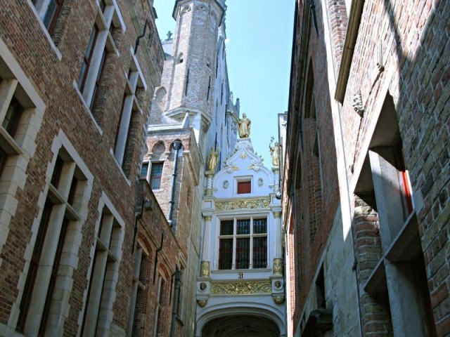 44/78. Bruges. La ruelle de l'Ane, passage entre l'Hôtel de Ville et l'ancien Greffe civil. Ven 24.04.2009 - 15:27.