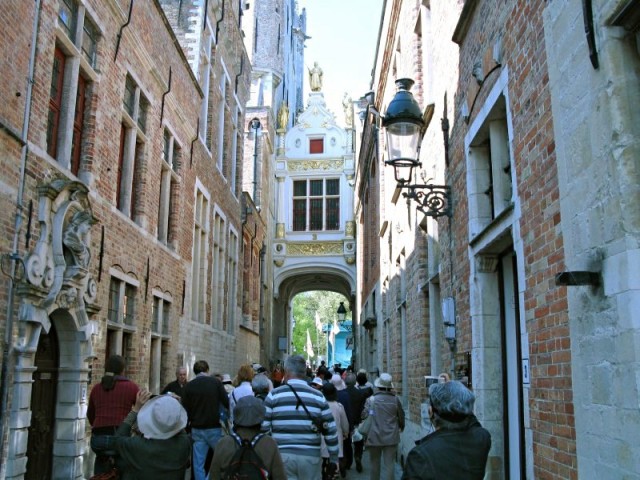 45/78. Bruges. La ruelle de l'Ane, passage entre l'Hôtel de Ville et l'ancien Greffe civil. Ven 24.04.2009 - 15:28.