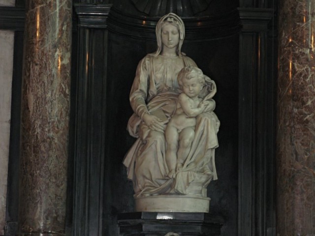58/78. Bruges. Eglise Notre-Dame. La Vierge à l'Enfant, par Michel-Ange, marbre. Ven 24.04.2009 - 16:30.