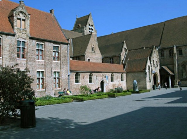 63/78. Bruges. L'entrée du musée consacré à l'ancien hôpital Saint-Jean (XIIe s). Ven 24.04.2009 - 16:49.