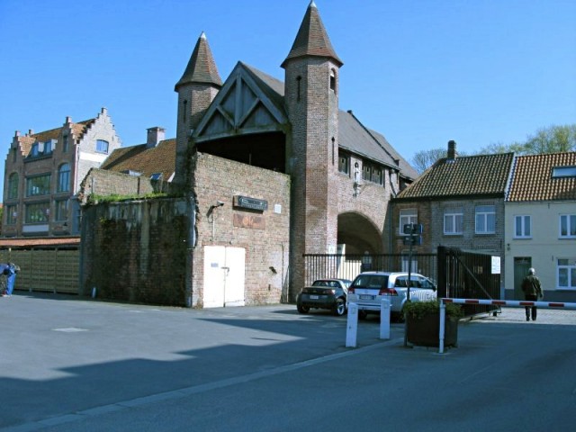 64/78. Bruges. Rue Zonnekemeers, la porte d'entrée du site Oud Sint-Jan... Ven 24.04.2009 - 16:55.