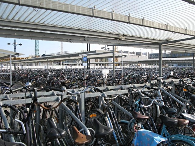 73/78. Bruges. Le parking à vélo devant la gare. Impressionnant ! Ven 24.04.2009 - 18:14.