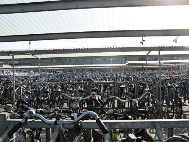 74/78. Bruges. Le parking à vélo devant la gare. Impressionnant ! Ven 24.04.2009 - 18:14.