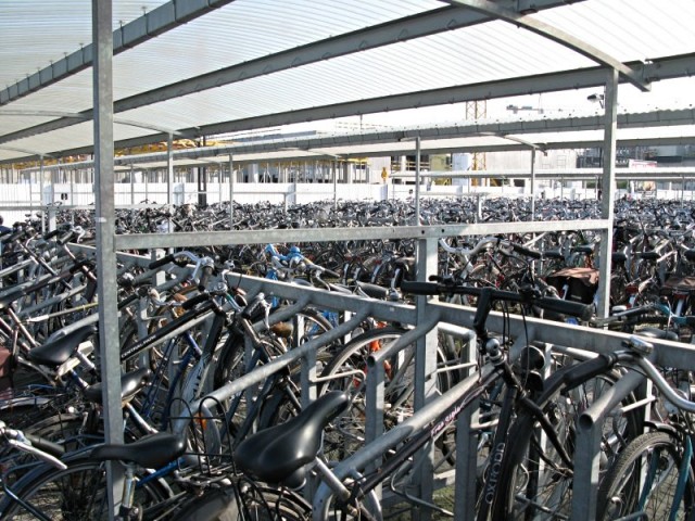 75/78. Bruges. Le parking à vélo devant la gare. Impressionnant ! Ven 24.04.2009 - 18:14.