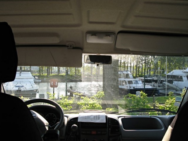 76/78. Bruges. Aire pour camping-cars : presque nez à nez avec les bateaux. Ven 24.04.2009 - 18:36.