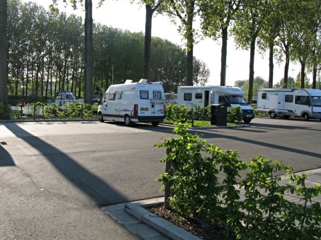 77/78. Bruges. Aire pour camping-cars. Ven 24.04.2009 - 18:37.