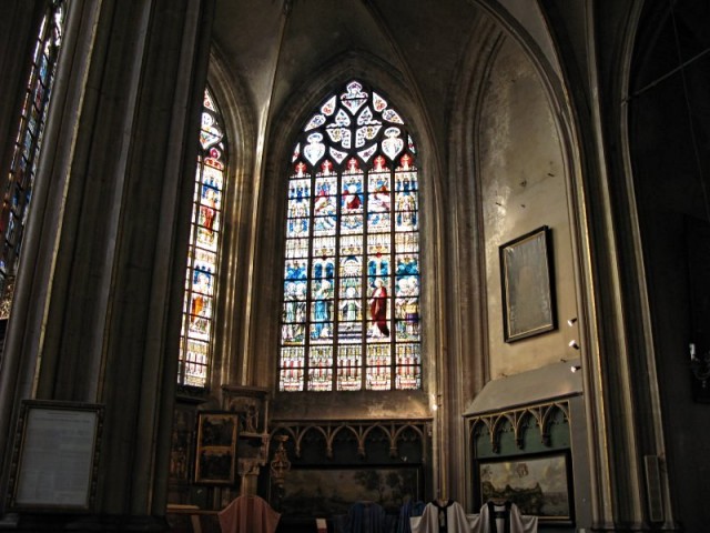 6/19. Bruges. Cathédrale Saint-Sauveur : un vitrail. Sam 25.04.2009 - 09:29.