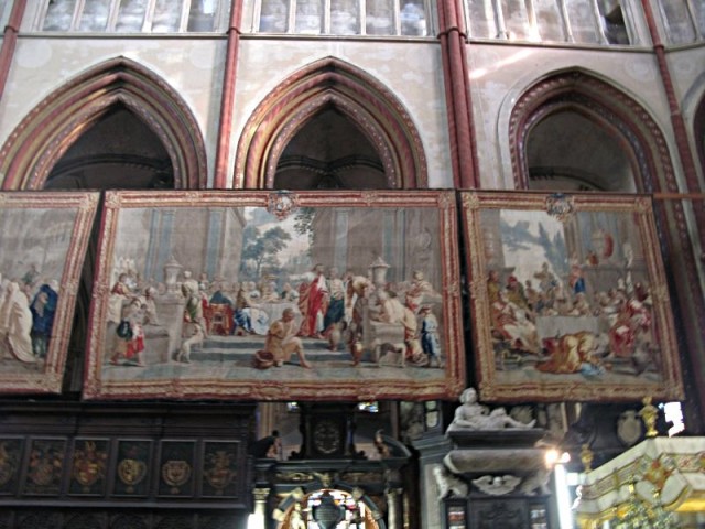 7/19. Bruges. Cathédrale Saint-Sauveur : Tapisseries des Gobelins dans la nef. Sam 25.04.2009 - 09:32.