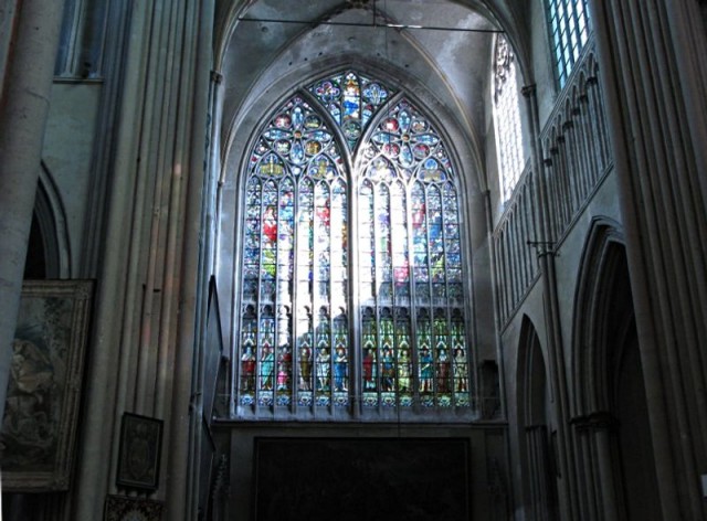 8/19. Bruges. Cathédrale Saint-Sauveur : un vitrail. Sam 25.04.2009 - 09:34.