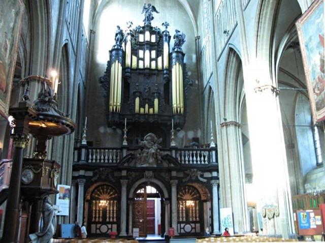 9/19. Bruges. Cathédrale Saint-Sauveur : Le jubé déplacé à l'arrière de la nef et les orgues. Sam 25.04.2009 - 09:35.