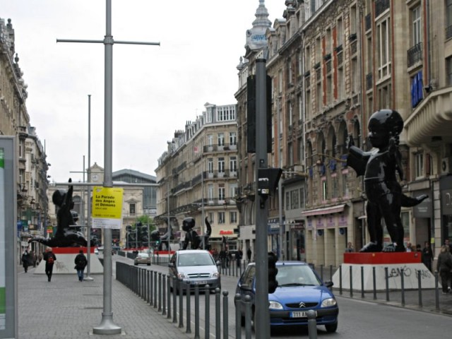 15/71. Lille. Rue Faidherbe. La parade des anges et démons. Dim 26.04.2009 - 11:46.