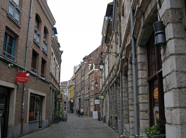 25/71. Vieux Lille. Rue des Vieux Murs. Dim 26.04.2009 - 12:20.