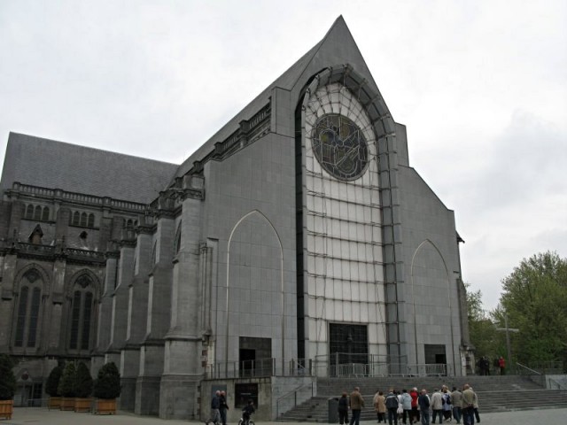 27/71. Lille. Notre-Dame de la Treille. La façade moderne de la cathédrale. Dim 26.04.09 12:28.
