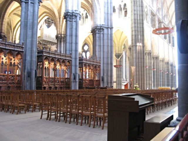 32/71. Lille. Notre-Dame de la Treille. La nef principale. Dim 26.04.2009 - 12:37.