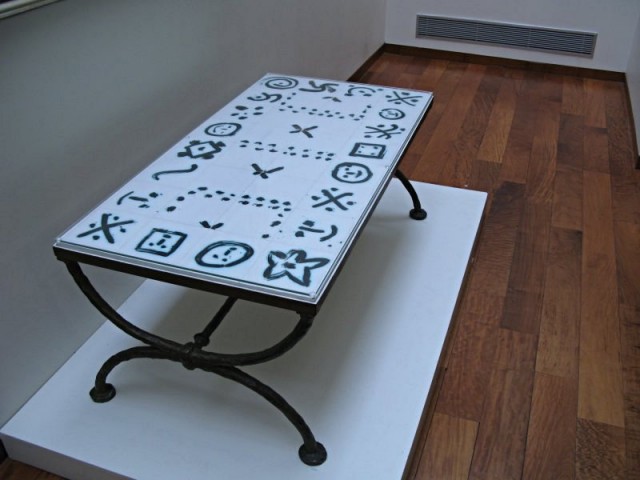 48/71. Roubaix.  Table, vers 1956. Céramique de Picasso, pieds en bronze de Giacometti. Dim 26.04.2009 - 16:57.