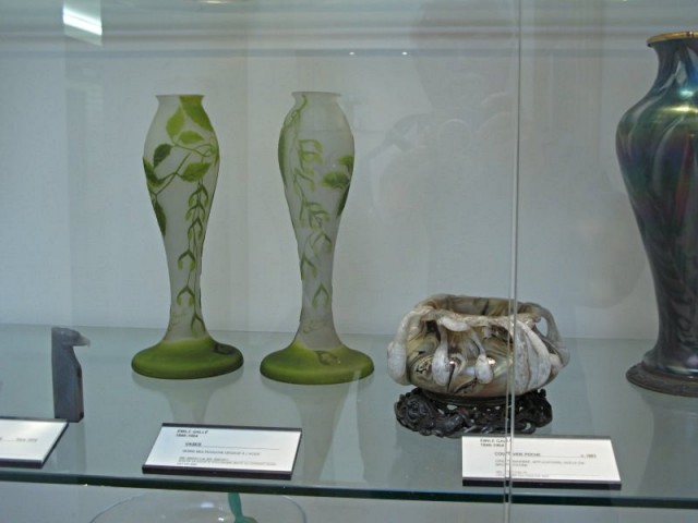 49/71. Roubaix. La Piscine. Deux vases et une coupe vide-poche par Emile Galley. Dim 26.04.2009 - 16:58.