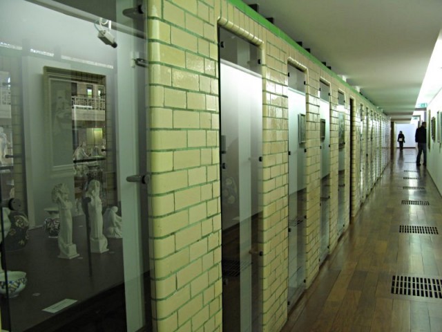 50/71. Roubaix. Les cabines transformées en vitrines d'expositions d'objets. Dim 26.04.2009 - 17:00.