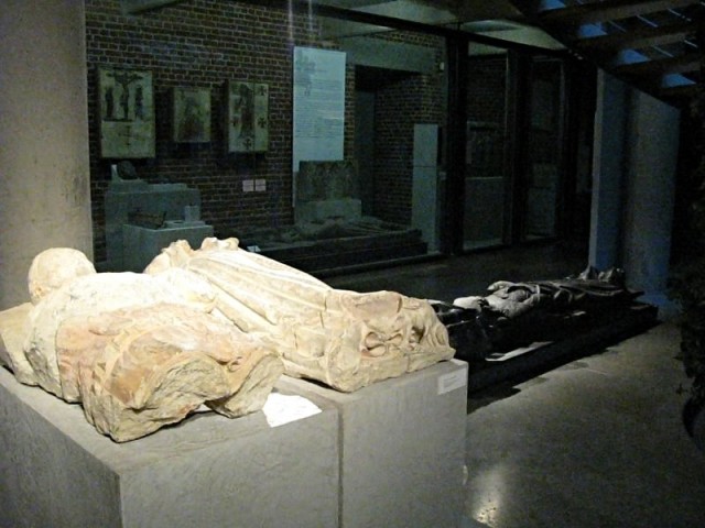 33/62. Musée de Valenciennes. Gisants. Lun 27.04.2009 - 11:17.