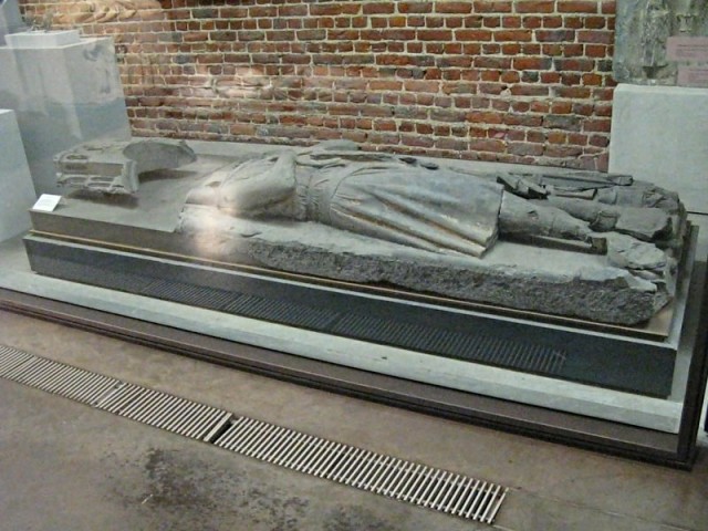 36/62. Musée de Valenciennes. Gisant de Jean d'Avesnes, vers 1280. Lun 27.04.2009 - 11:25.