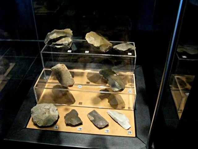 9/60. Charleville-Mézières. Musée de l'Ardenne. Paléolitique moyen (-40000). Mar 28.04.2009 - 14:29.