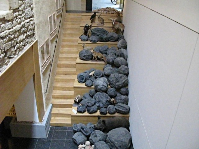 15/60. Musée de l'Ardenne. Amoncellement de boules (résine), par Jean-Luc Parent. Mar 28.04.2009 - 14:56.