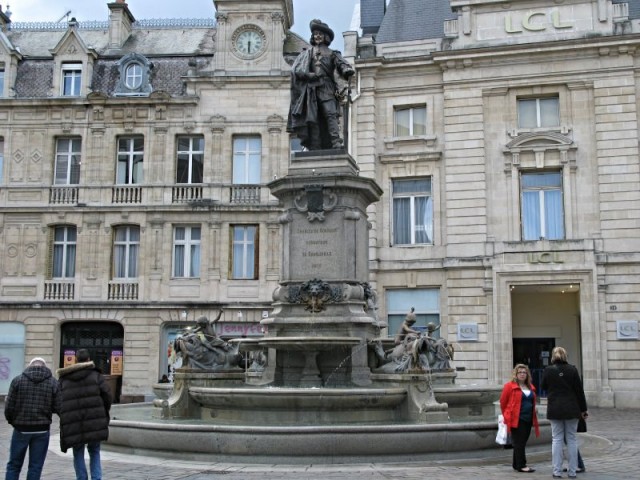 46/60. Fontaine avec la statue de Charles de Gonzague, fondateur de Charleville en 1606. Mar 28.04.2009 - 16:18.