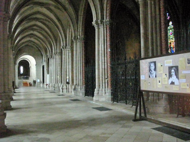 16/36. Verdun. Cathédrale Notre-Dame. L'une des deux nefs latérales. Mer 29.04.2009 - 17:55.