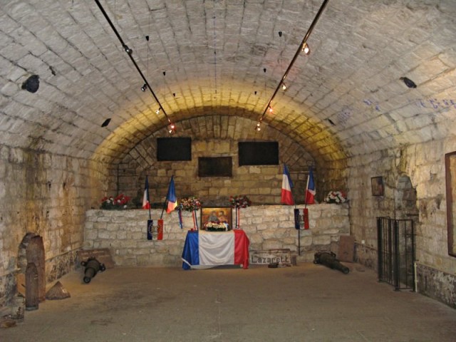 10/57. Fort de Douaumont. D'abord poste de secours, puis chapelle, puis dortoir. Jeu 30.04.2009 - 10:13.