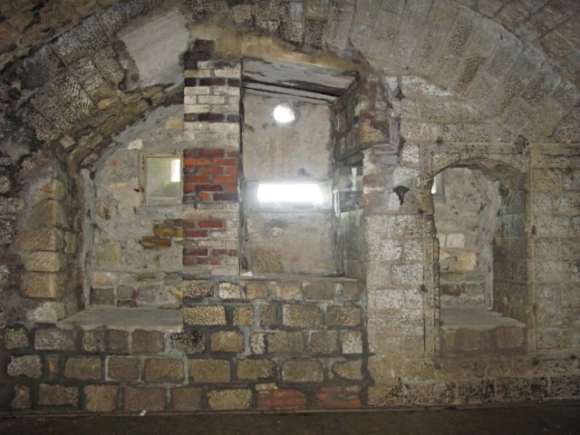 12/57. Fort de Douaumont. Mur avec meurtrières. Jeu 30.04.2009 - 10:16.
