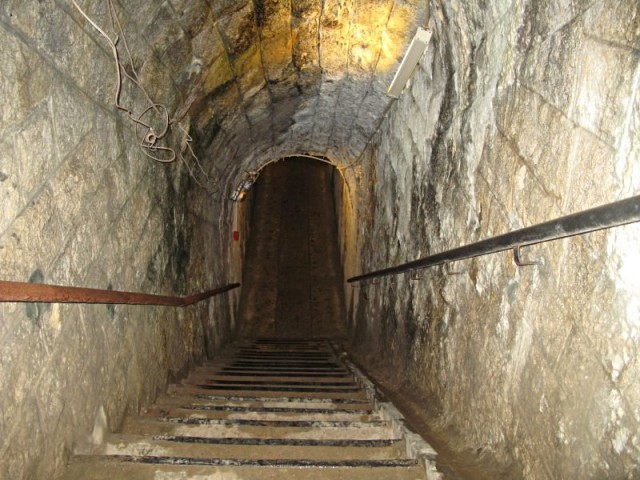 19/57. Fort de Douaumont. Escalier menant à l'étage inférieur. Jeu 30.04.2009 - 10:23.