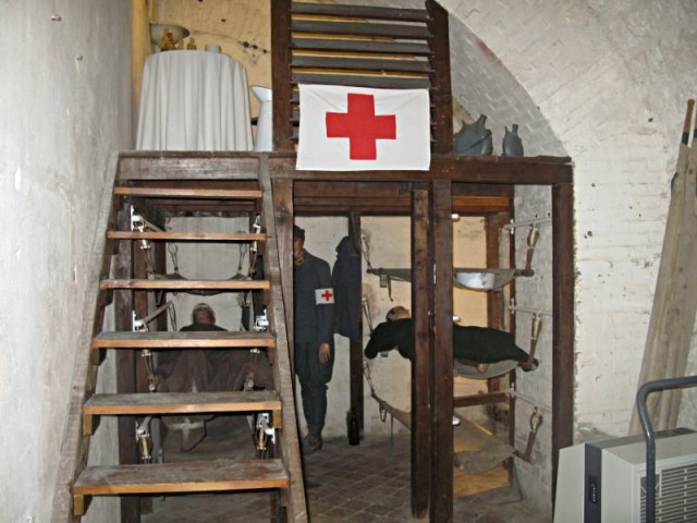 43/57. Fort de Vaux. Médecins et brancardiers. Jeu 30.04.2009 - 11:34.