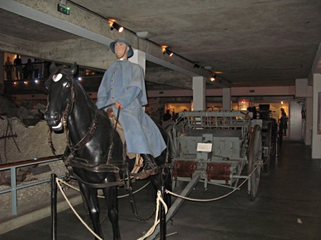 22/52. Mémorial de Verdun. Canon tracté par un cheval. Jeu 30.04.2009 - 16:23.