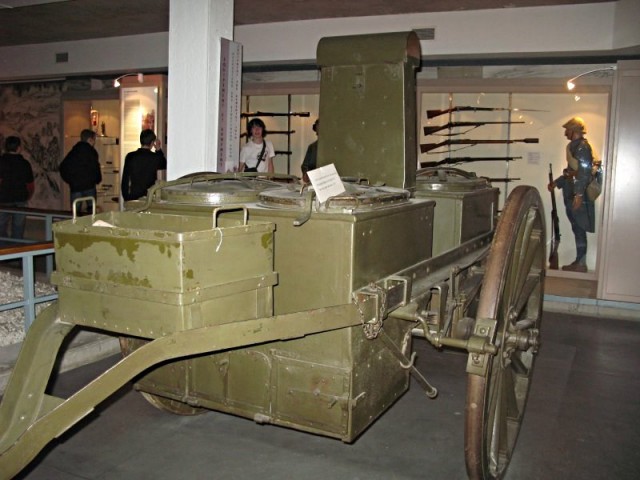 26/52. Mémorial de Verdun. Cuisine roulante française, modèle 1917 avec avant-train. Jeu 30.04.2009 - 16:27.