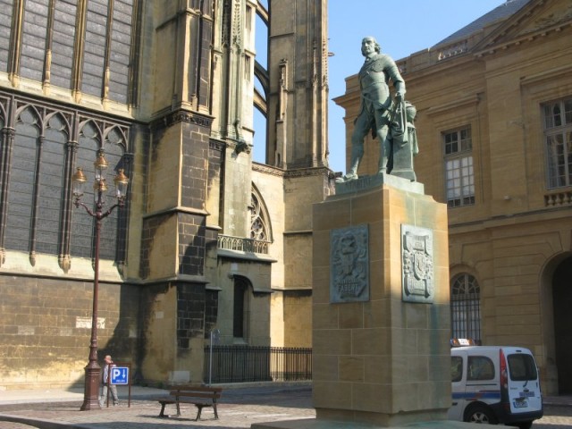 8/56. Metz. La statue du maréchal Fabert (1599-1662). Ven 01.05.2009 - 09:58.