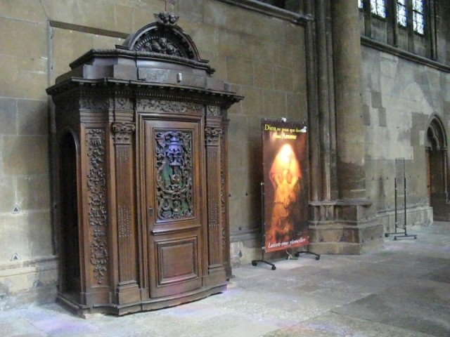15/56. Metz. Cathédrale Saint-Etienne. Confessionnal. Ven 01.05.2009 - 10:13.