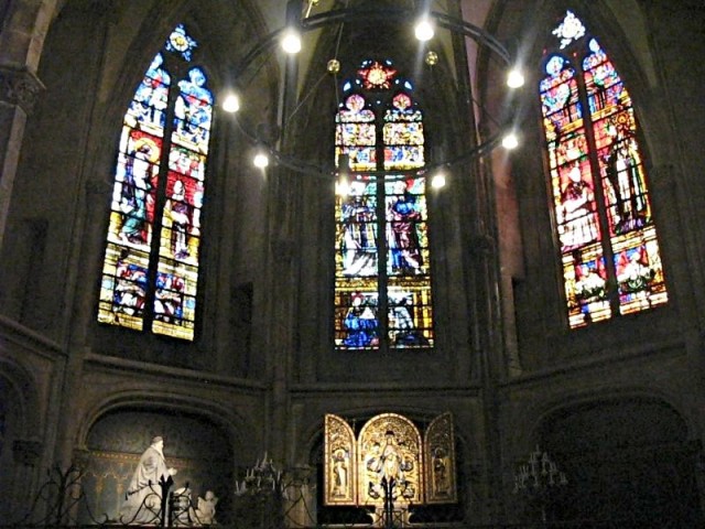 25/56. Metz. Dans l'abside, vitraux de saint Etienne et saint Joseph. Ven 01.05.2009 - 10:41.