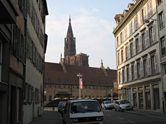 43/56. Strasbourg. La cathédrale vue de la rue d'Or. Ven 01.05.2009 - 19:03.