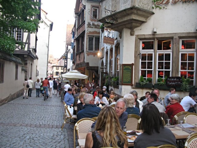 52/56. Strasbourg. Du monde aux terrasses, rue du Maroquin. Ven 01.05.2009 - 19:28.